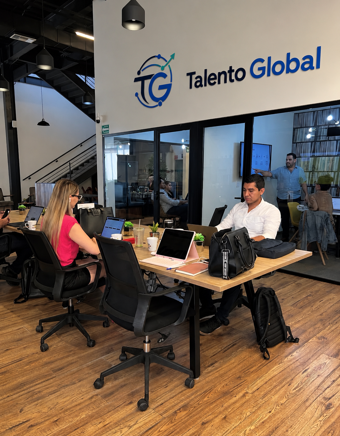 Talento latino colaborando con empresas globales